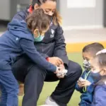 Cómo enseñar a tu hijo a ser amable
