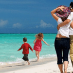 12 consejos para evitar que el uso del móvil arruine las vacaciones de tus hijos.