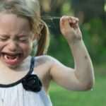 Abordando el problema de asustar a los niños para obtener obediencia: Alternativas positivas