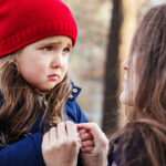 Acompañar el miedo de los niños con respeto según una guía Montessori