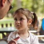 Cómo actuar cuando los amigos de tu hijo se portan mal en casa: Guía para padres