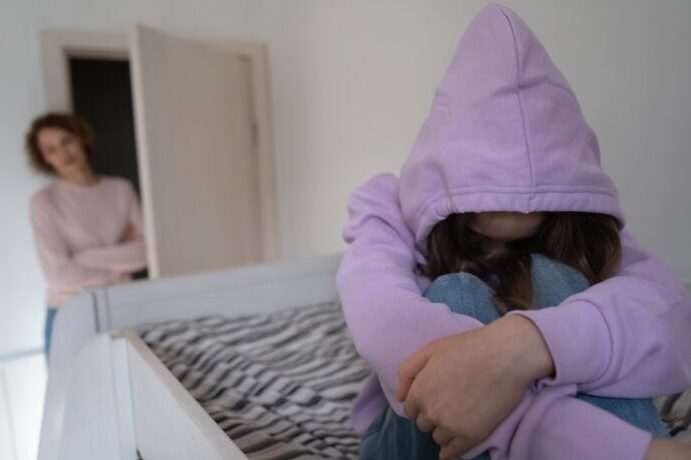 Cuando tu Hijo Adolescente te Ignora: Estrategias para Reconectar