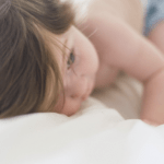 Descubriendo al hijo tocándose: Cómo abordar esta situación