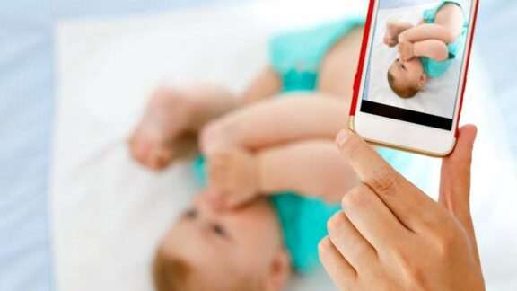 El Fenómeno de Publicar Fotos de Niños en Redes Sociales: Motivos y Riesgos