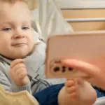 Evita que tus Hijos se Conviertan en 'Zombies' de Pantalla: Consejos Efectivos