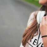 Hijo adolescente escuchando música