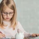 La importancia de inculcar el valor del dinero a los niños: Estrategias probadas