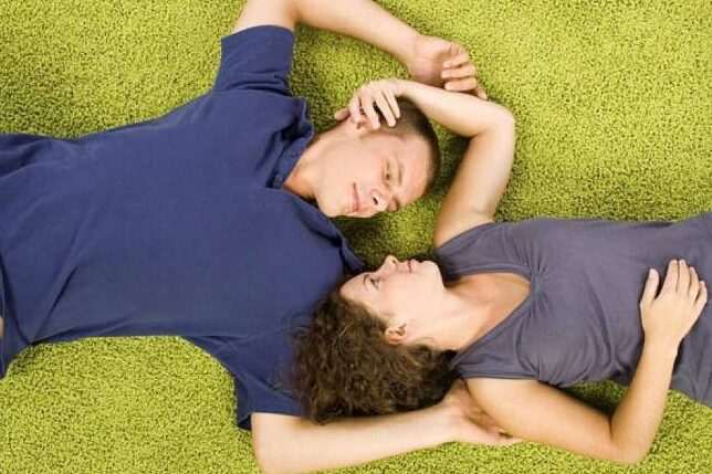 Mi hijo adolescente quiere dormir en casa de su pareja: ¿Qué hacer como padre?