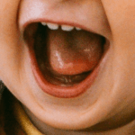Mi hijo pequeño muerde, ¿qué puedo hacer?