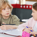 Mi hijo se compara constantemente con otros niños: ¿Por qué lo hace y cómo podemos ayudarle?