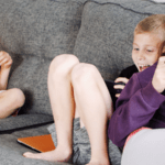 Mi hijo se distrae con el móvil haciendo los deberes, ¿puedo evitarlo?