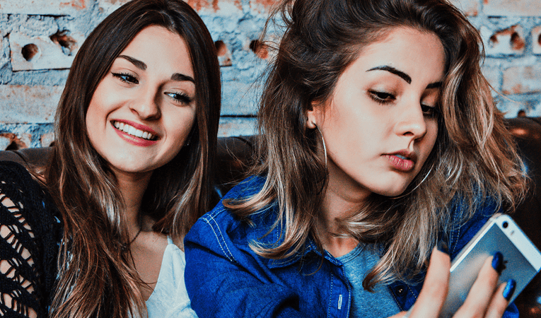 Si no me gustan los amigos de mi hijo, ¿debo intervenir?