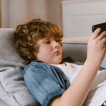 ¿Usas las pantallas para entretener a tus hijos? Prueba estas alternativas según su edad