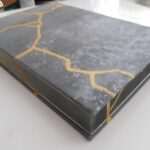 Dorado de los cortes de un libro en la encuadernación artesanal