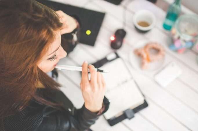 Maneras útiles de aprender un idioma mientras trabajas