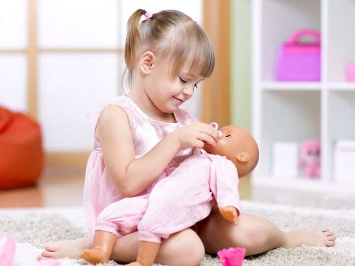Mi hijo juega con juguetes de niña